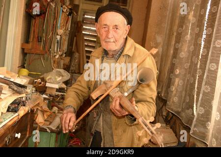 Aurel Radulescu, neveu de l'inventeur roumain Aurel Vlaicu, jouant un cor-violon roumain qu'il s'est construit lui-même. Banque D'Images