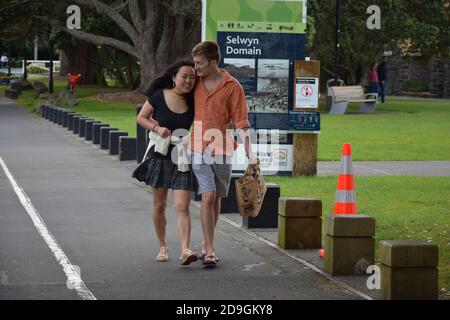 AUCKLAND, NOUVELLE-ZÉLANDE - 01 novembre 2020 : vue sur les jeunes couples qui marchent à côté du domaine de Selwyn Banque D'Images