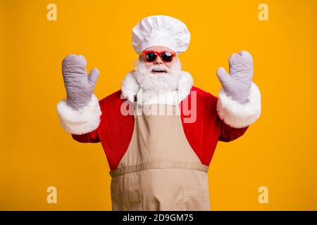 Photo de la tête de cuisinier joyeux santa grandpa gris cuisine de cuisson lever les mains porte-pots gants porter un costume rouge gants soleil spécifications Banque D'Images