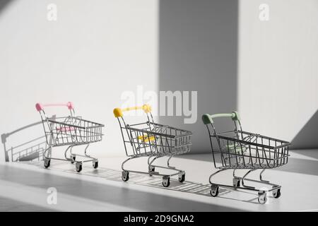 Chariots isolés sur fond blanc. Achat en ligne sûr sur le concept de quarantaine. Chariots de supermarché vides avec espace de copie. Social Banque D'Images