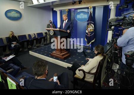 Washington, États-Unis. 05ème novembre 2020. Le président Donald Trump fait une déclaration dans la salle d’information de la presse Brady à la Maison Blanche à Washington, DC, le jeudi 5 novembre 2020. Photo de Chris Kleponis/UPI crédit: UPI/Alay Live News Banque D'Images