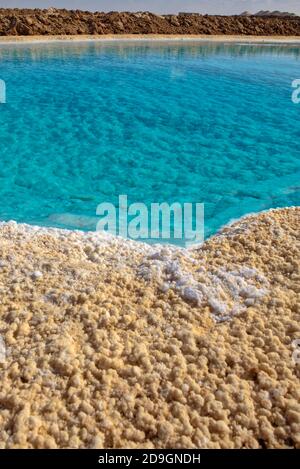Il y a un peu d'aventure sur lui-même, vous devez marcher sur le sol de sel crépitant et puis entrer dans l'eau avec précaution sans rayer Banque D'Images