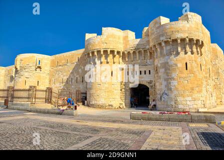 Le sultan Qaitbey a construit cette forteresse pittoresque au cours du XIVe siècle pour défendre Alexandrie des avancées de l'Empire ottoman. Ses efforts l'ont été Banque D'Images