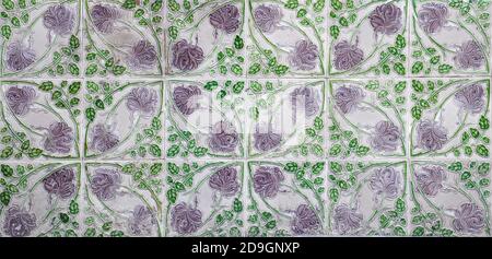 Une mosaïque de carreaux verts et lilas floraux pernanakan, comme on le trouve typiquement sur la façade des maisons traditionnelles chinoises. Banque D'Images