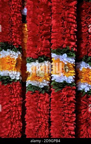 Guirlande de couleurs vives de rouge, blanc, vert et orange, utilisée comme décorations traditionnelles pendant le festival hindou de Deepavali. Banque D'Images