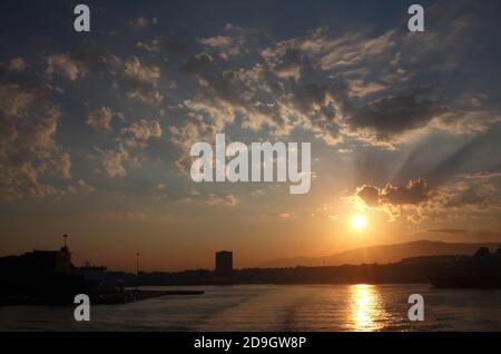 Coucher de soleil au-dessus du Pirée Banque D'Images