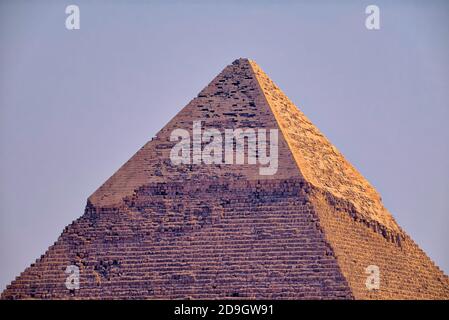 La Pyramide de Khafre ou de Chephren est la deuxième plus haute Et deuxième plus grande des anciennes pyramides égyptiennes de Gizeh et Le tombeau de la quatrième Dyna Banque D'Images