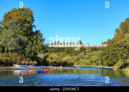 La rivière Tongariro dans le centre de l'île du Nord, en Nouvelle-Zélande. Un groupe de kayakistes se trouve à côté du pont Red Hut Banque D'Images