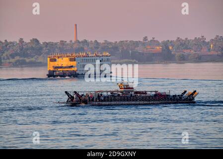 Le trafic du Nil pris @Assouan, Egypte Banque D'Images