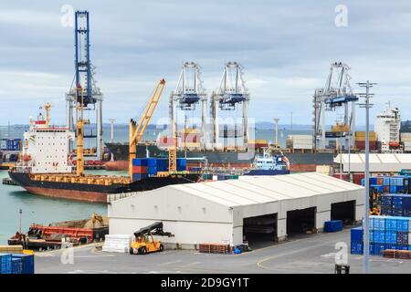 Le port d'Auckland, Nouvelle-Zélande. Vue sur les grues massives sur le terminal à conteneurs de Fergusson Banque D'Images