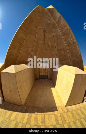 Basé sur les cinq pétales d'une véritable fleur de lotus, ce monument égyptien de l'amitié russe s'élève à plus de 70 mètres / 230 pieds dans l'air. Un Banque D'Images