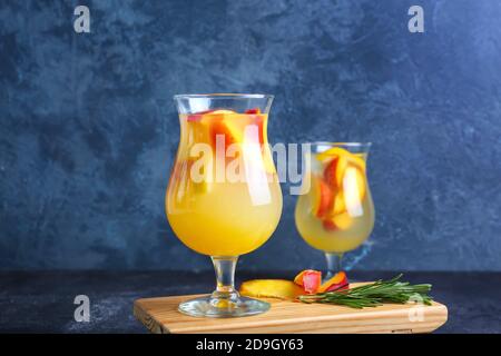 Verres de limonade aux pêches fraîches sur la table Banque D'Images