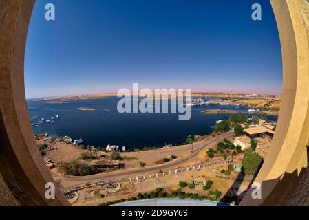 Une terrasse d'observation se dresse à mi-chemin et offre des vues panoramiques impressionnantes sur le barrage et au-delà à Assouan, en Égypte Banque D'Images