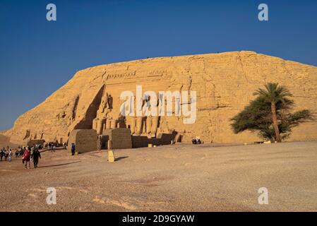 La récupération des temples d'Abu Simbel a commencé en 1964 par une équipe multinationale d'archéologues, d'ingénieurs et d'opérateurs qualifiés d'équipement lourd travaillant Banque D'Images
