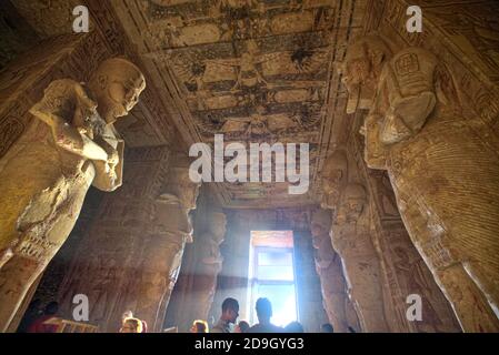 L'égyptologue Marco Zecchi écrit dans son livre "Abu Simbel, Assouan et les temples nubiens" (White Star Publishers, 2004) que le plus grand des deux Abu S Banque D'Images