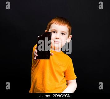 portrait d'un enfant avec des bonbons Banque D'Images