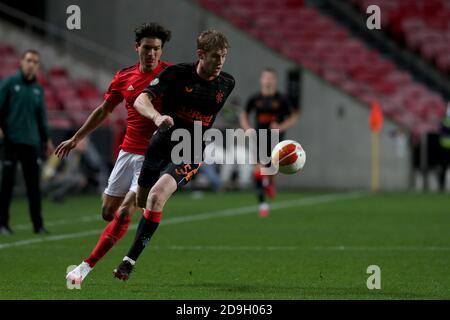 Lisbonne. 5 novembre 2020. Filip Helander (R) de Rangers FC vies avec Darwin Nunez de SL Benfica lors du match de football du groupe D de l'UEFA Europa League entre SL Benfica et Rangers FC à Lisbonne, Portugal, le 5 novembre 2020. Crédit: Pedro Fiuza/Xinhua/Alay Live News Banque D'Images