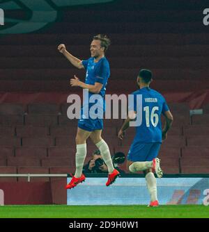 Londres, Royaume-Uni. 6 novembre 2020. Martin Ellingsen (L), de Molde, marque le premier but du match du groupe B de l'UEFA Europa League entre Arsenal FC et Molde FK au stade Emirates de Londres, en Grande-Bretagne, le 5 novembre 2020. Credit: Xinhua/Alay Live News Banque D'Images