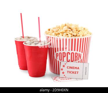 De savoureux pop-corn, des billets de cola et de cinéma sur fond blanc Banque D'Images