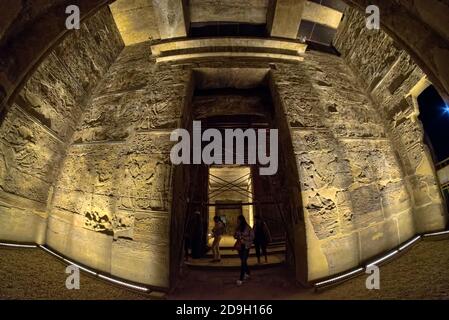 La chambre centrale sur l'axe au sud de la salle Hypostyle était le sanctuaire culte d'Amun, stuccoed par les Romains dans le 3ème siècle AD et la douleur Banque D'Images