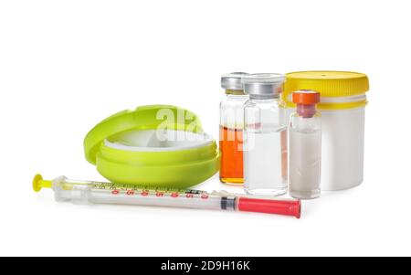 Médicaments avec seringues sur fond blanc. Concept de diabète Banque D'Images