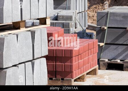 bordures grises et nouveaux carreaux de construction Banque D'Images