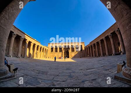 Les parois arrière de la colonnade sont recouvertes de trois Lignes de grands reliefs représentant le pharaon (Ptolémée IX Soter II ou Ptolémée X Alexander I) tenir Banque D'Images