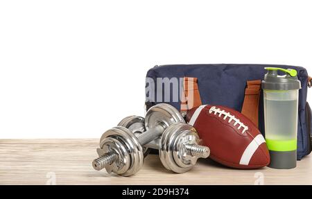 Ensemble d'équipements de sport sur table sur fond blanc Banque D'Images