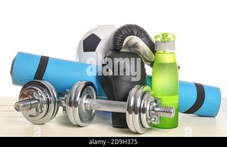 Ensemble d'équipements de sport sur table sur fond blanc Banque D'Images