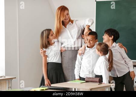 Les enfants avec l'enseignant en salle de classe Banque D'Images