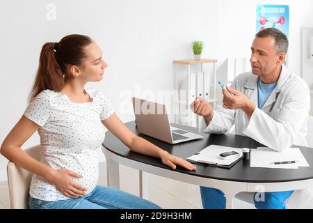 Femme enceinte diabétique médecin en visite à la clinique Banque D'Images