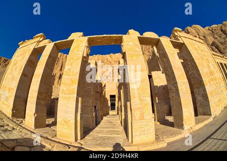 La chapelle de Hathor, à l'extrémité sud-ouest du temple mortuaire, avait autrefois sa propre rampe d'accès; la partie la plus sacrée de la chapelle est excavée dans t Banque D'Images