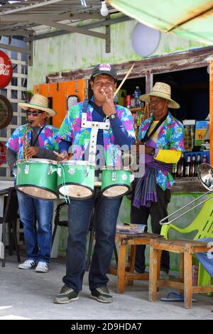 Les thaïlandais jouant des instruments pour la célébration du festival Loy Kratong au temple Khao Takiab, Hua Hin, Thaïlande Banque D'Images