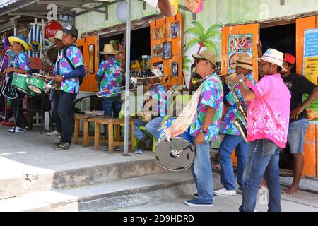 Les thaïlandais jouant des instruments pour la célébration du festival Loy Kratong au temple Khao Takiab, Hua Hin, Thaïlande Banque D'Images