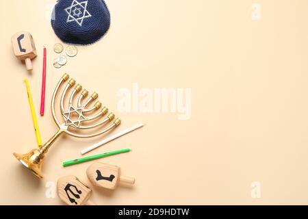 Composition pour la célébration de Hanukkah sur fond de couleur Banque D'Images