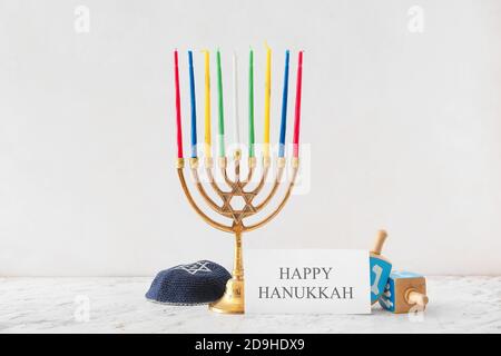 Composition pour la célébration de Hanukkah sur fond blanc Banque D'Images