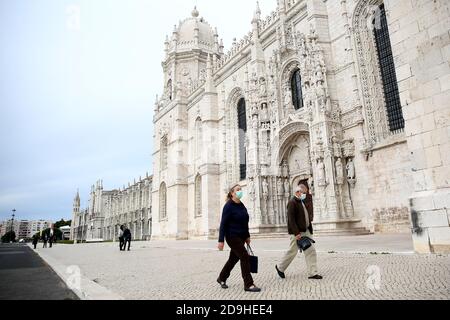 Pékin, Portugal. 4 novembre 2020. Les personnes portant des masques faciaux marchent le long du monastère de Jeronimos à Lisbonne, Portugal, le 4 novembre 2020. Le Portugal a signalé mercredi son plus grand nombre de nouvelles infections et de décès liés à la COVID-19, avec 7,497 nouvelles infections et 59 décès. Crédit: Pedro Fiuza/Xinhua/Alay Live News Banque D'Images