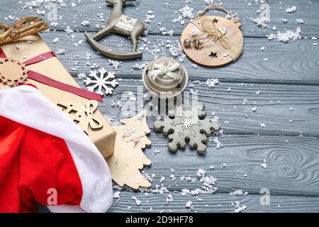 Sac de père Noël avec cadeaux et décor sur fond de bois Banque D'Images