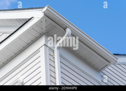 Système de garde de gouttière blanc colonial, fascia, bord d'égouttement, soffit fournissant la ventilation au grenier, avec le luxe de parement horizontal de vinyle bleu pacifique Banque D'Images