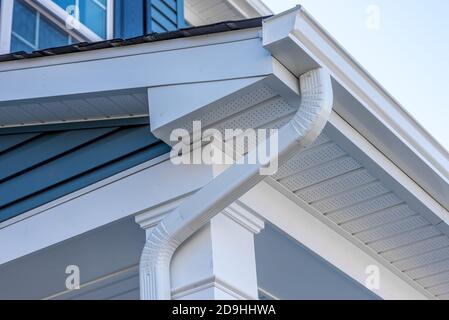 Système de garde de gouttière blanc colonial, fascia, bord d'égouttement, soffit fournissant la ventilation au grenier, avec le luxe de parement horizontal de vinyle bleu pacifique Banque D'Images