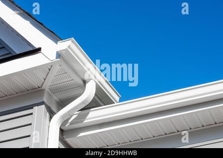 Système de garde de gouttière blanc colonial, fascia, bord d'égouttement, soffit fournissant la ventilation au grenier, avec le luxe de parement horizontal de vinyle bleu pacifique Banque D'Images