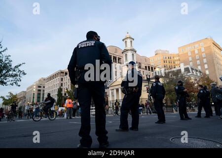 Washington, États-Unis. 6 novembre 2020. Garde de garde près de la Maison Blanche à Washington, DC, États-Unis, 5 novembre 2020. Le président américain et candidat républicain à la présidence Donald Trump a déclaré jeudi qu'il s'attendait à « beaucoup de contentieux » au sujet de l'élection de 2020. Credit: Liu Jie/Xinhua/Alay Live News Banque D'Images