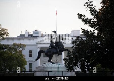 Washington, États-Unis. 6 novembre 2020. Photo prise le 5 novembre 2020 montre la Maison Blanche à Washington, DC, aux États-Unis. Le président américain et candidat républicain à la présidence Donald Trump a déclaré jeudi qu'il s'attendait à « beaucoup de contentieux » au sujet de l'élection de 2020. Credit: Liu Jie/Xinhua/Alay Live News Banque D'Images