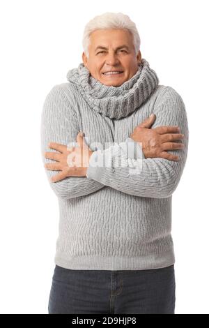 Homme mature en vêtements d'hiver sur fond blanc Banque D'Images