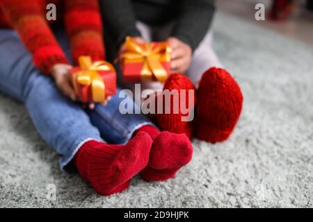 Couple d'âge mûr avec cadeaux de Noël à la maison Banque D'Images