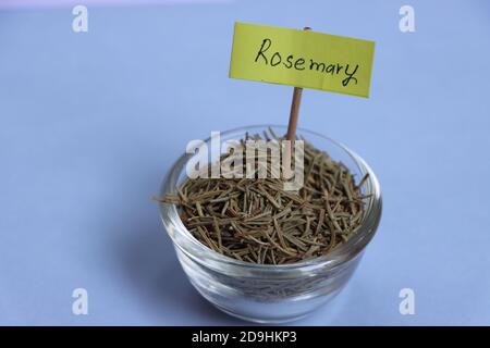 Feuilles de romarin séchées, Salvia rosmarinus, utilisées comme assaisonnement ou herbe Banque D'Images