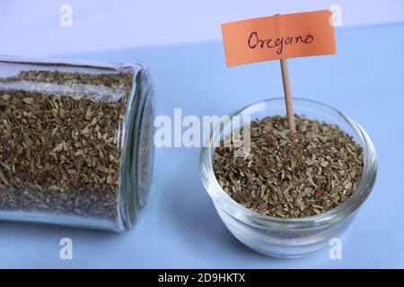 Herbes sèches d'origan, marjolaine douce, Oreganum, utilisées pour ajouter de la saveur à divers plats et pour traiter des conditions de santé Banque D'Images