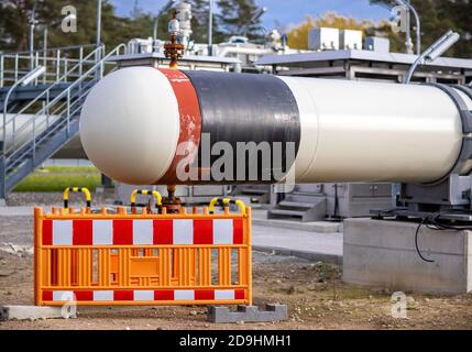 Lubmin, Allemagne. 05ème novembre 2020. Le tuyau de raccordement préparé pour relier la station d'atterrissage au gazoduc Nord Stream de la mer Baltique. À l'origine, le gazoduc russe devait être mis en service à la fin de 2019. Près de huit milliards d'euros ont déjà été investis dans le pipeline. Actuellement, 150 des 2,360 kilomètres de long de la double branche du gazoduc germano-russe Nord Stream 2 manquent encore. Credit: Jens Büttner/dpa-Zentralbild/dpa/Alay Live News Banque D'Images