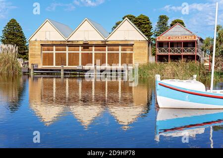 WARRNAMBOOL, VICTORIA, AUSTRALIE - 16 AVRIL 2019 : Flagstaff Hill Maritime Museum, la marina avec bateau en premier plan et bâtiment chandlers Banque D'Images