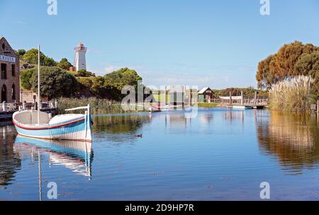 WARRNAMBOOL, VICTORIA, AUSTRALIE - 16 AVRIL 2019 : Flagstaff Hill Maritime Museum, la marina recréée du XIXe siècle avec phare en arrière-plan Banque D'Images